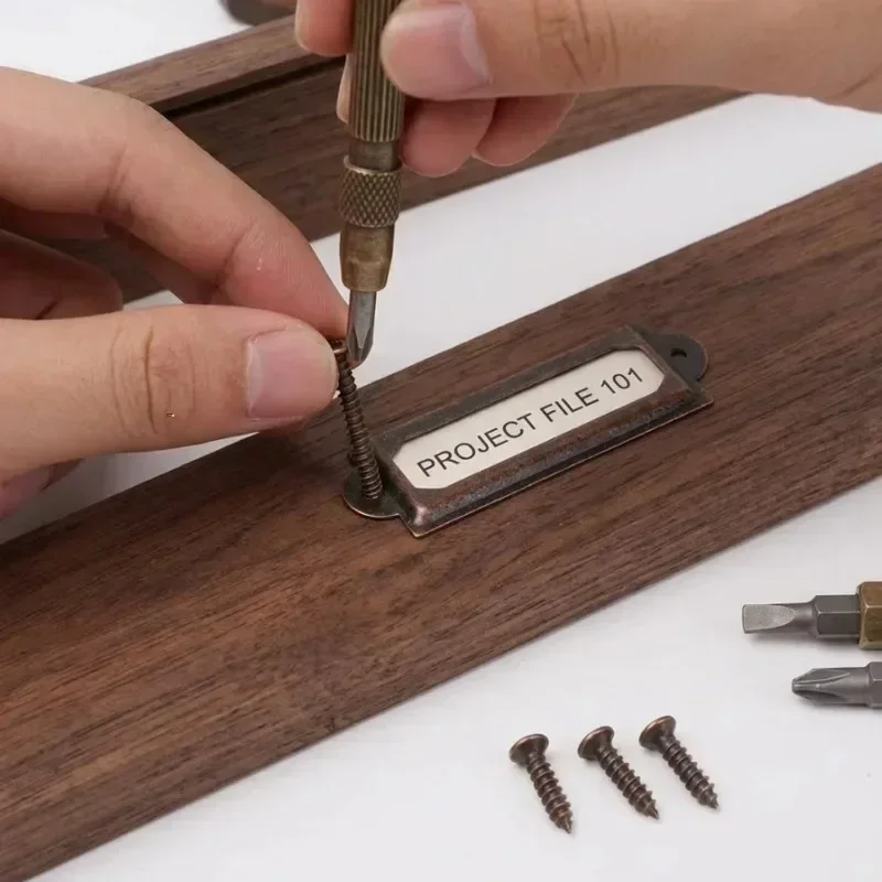 Metalen vintage label met hand - Furniture Hardware Names recensie en prijs